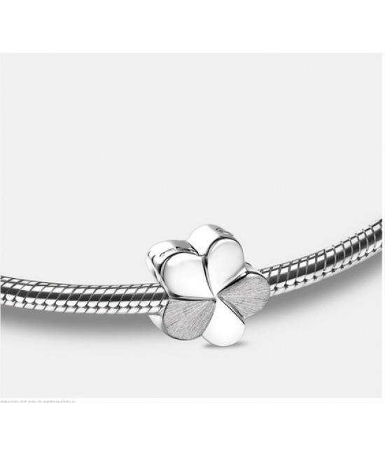 Breloque: Fleur- Plaqué Rhodium Deux Tons