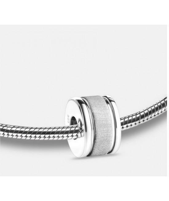 Breloque: Omega - Plaqué Rhodium Deux Tons Breloque: Omega - Plaqué Rhodium Deux Tons